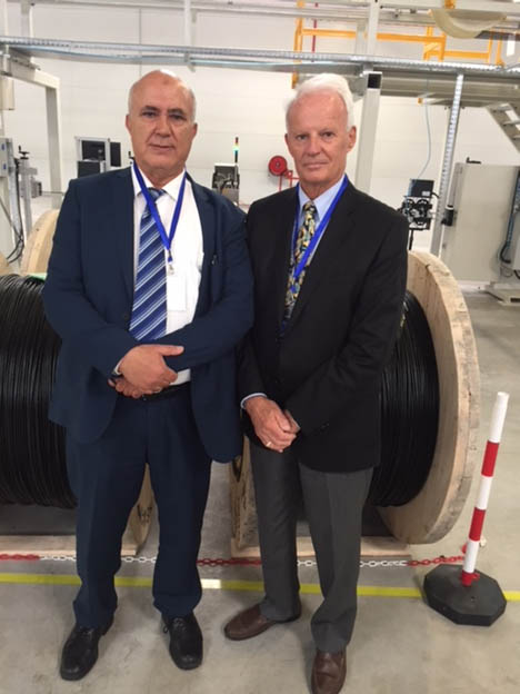 M.Peter Schultz et A. Khaouja dans l’usine fibre optique d’OFS de Tanger le 9 mai 2018.